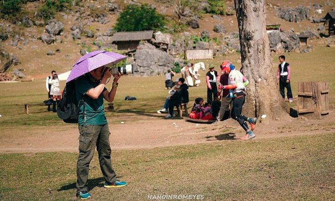 Anh Tuấn chụp ảnh VĐV ở Việt Nam Trail Marathon 2024. Ảnh: NVCC