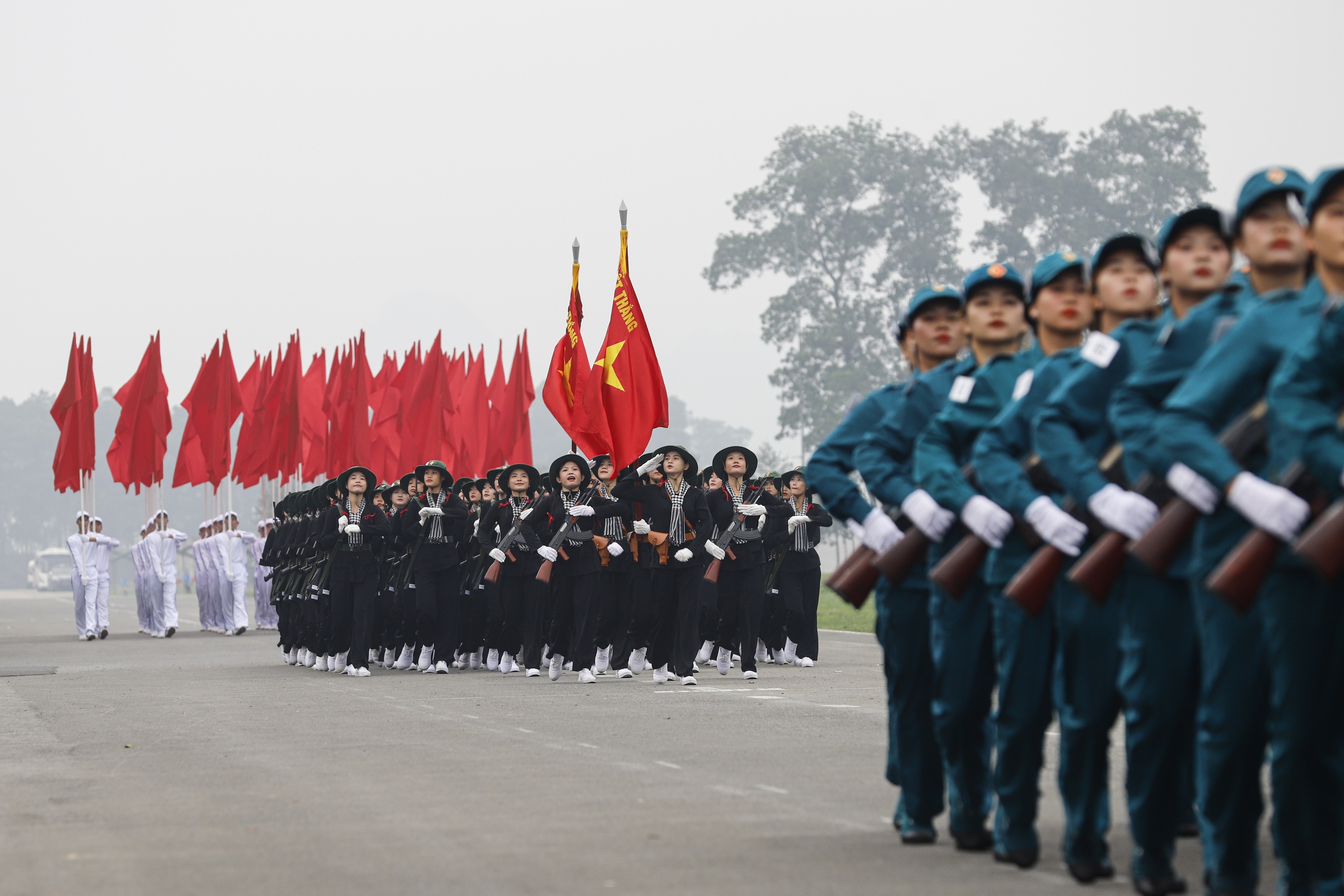 Nữ du kích miền Nam bảo lưu đại học, cầm súng AK tham gia huấn luyện diễu binh kỷ niệm Chiến thắng Điện Biên Phủ- Ảnh 3.