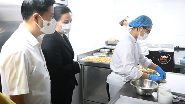 Hanoi vérifie la qualité des gâteaux de lune à l'hôtel Sofitel Legend Metropole