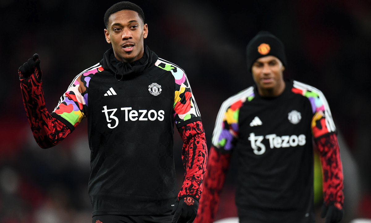 Ten Hag buộc Martial tập một mình ở Man Utd