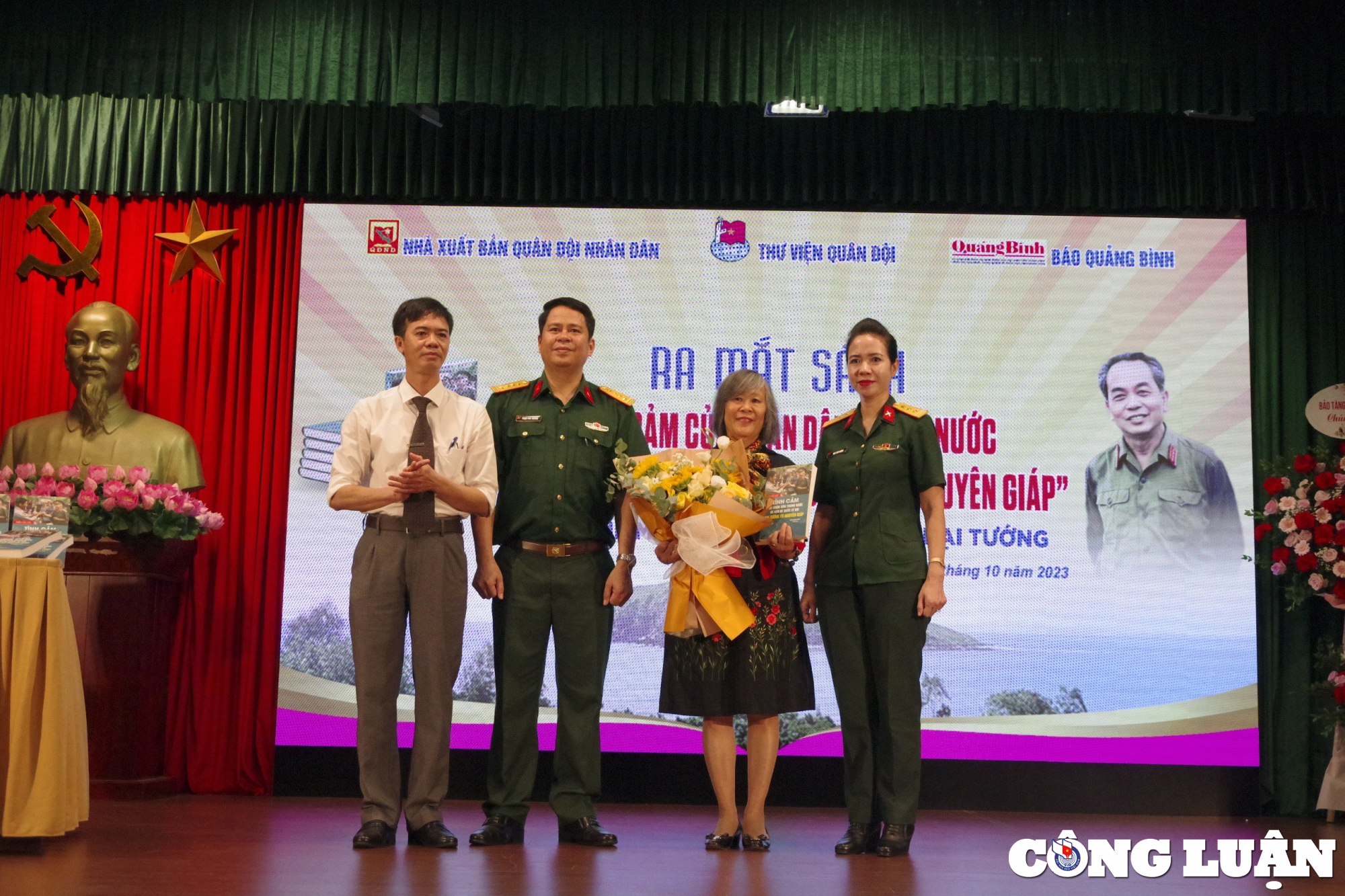 Lancement d'un livre sur les souvenirs et les sentiments des amis de Nam Chau avec le général Vo Nguyen Giap, photo 4