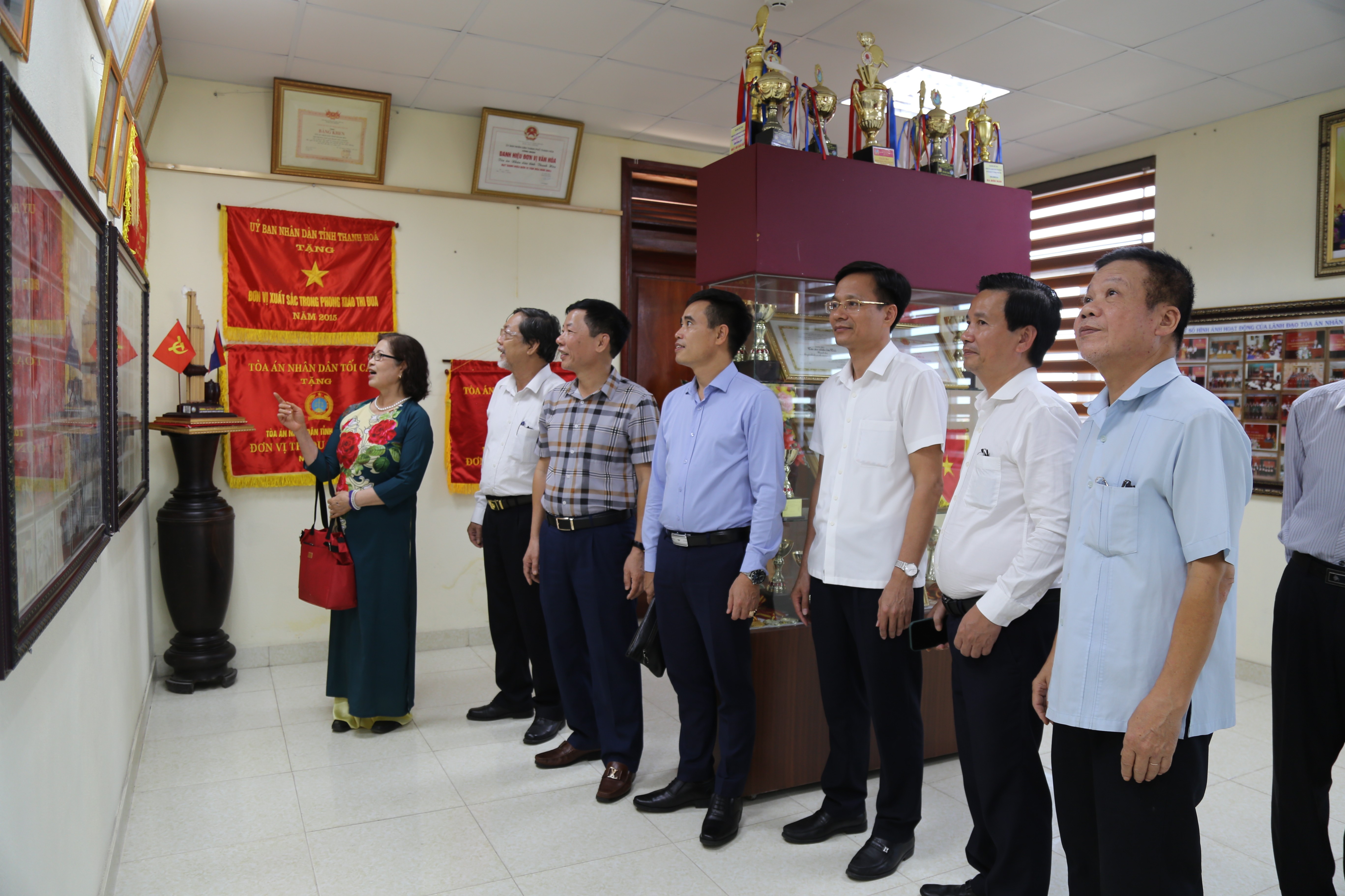 Événement - Le Centre de conseil juridique pour mineurs visite et rencontre les dirigeants du tribunal populaire provincial de Thanh Hoa (Photo 4).