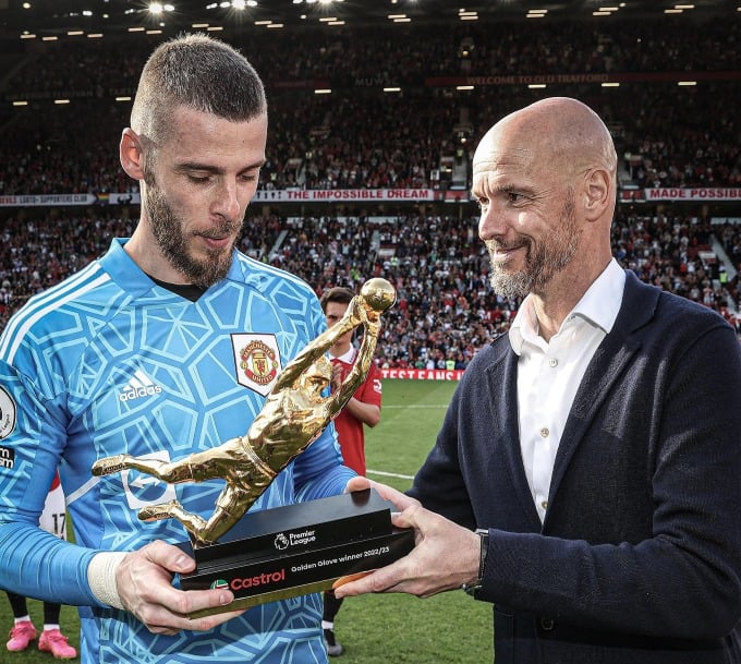 De Gea recibió el premio al Mejor Portero de la temporada 2022-2023 de la Premier League de manos del entrenador Ten Hag. Foto: AFP