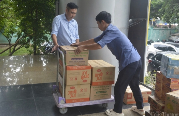 Cong Thuong Newspaper receives many gifts to support people in flood-hit areas