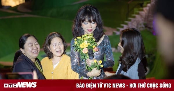 MC Trac Thuy Mieu estalló en lágrimas en el escenario