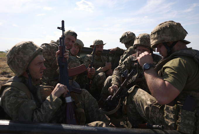 Ukrainian soldiers train near the front line in Donetsk on June 8. Photo: AFP