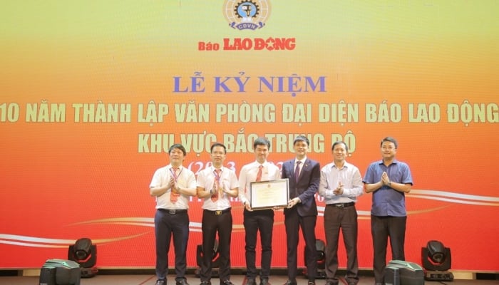 Le bureau de représentation du journal Lao Dong dans la région du Centre-Nord célèbre son 10e anniversaire