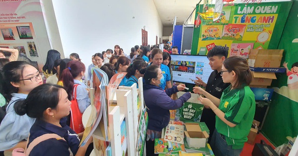 수천 명의 교사들이 호치민시 유치원 교육 축제에 참석