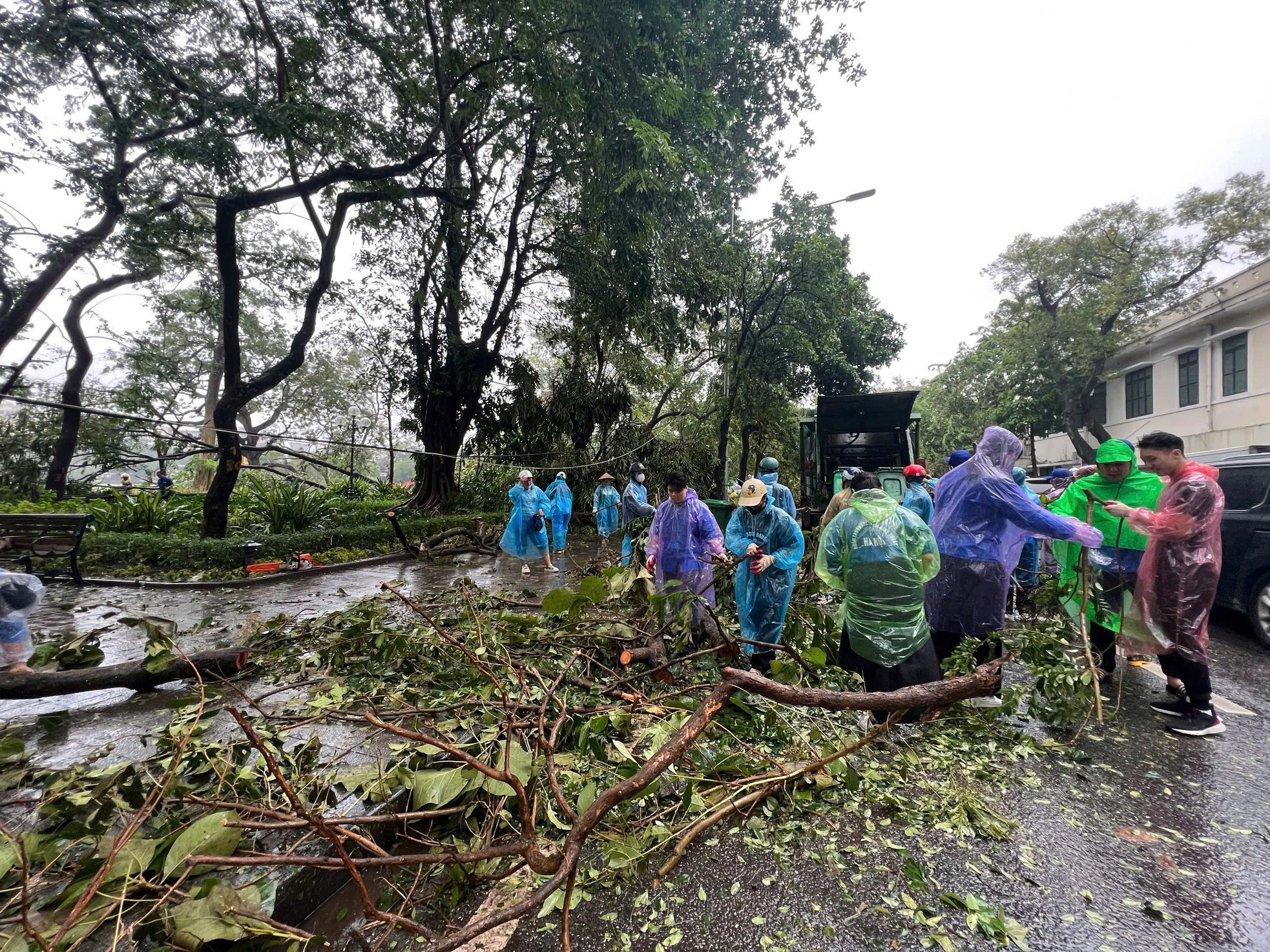 Les habitants de la capitale descendent dans la rue pour nettoyer l'environnement et surmonter les conséquences de la tempête numéro 3, photo 18