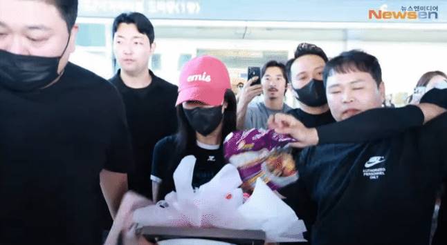 A fan tried to give Jisoo instant pho. Photo: Screenshot
