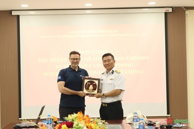 L'ambassadeur d'Australie visite le terminal international à conteneurs de Tan Cang Hai Phong