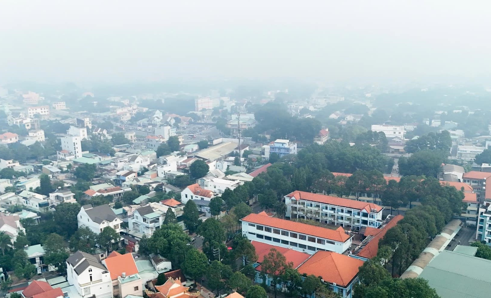 Brouillard dense à Binh Duong, froid et brumeux comme Da Lat photo 7