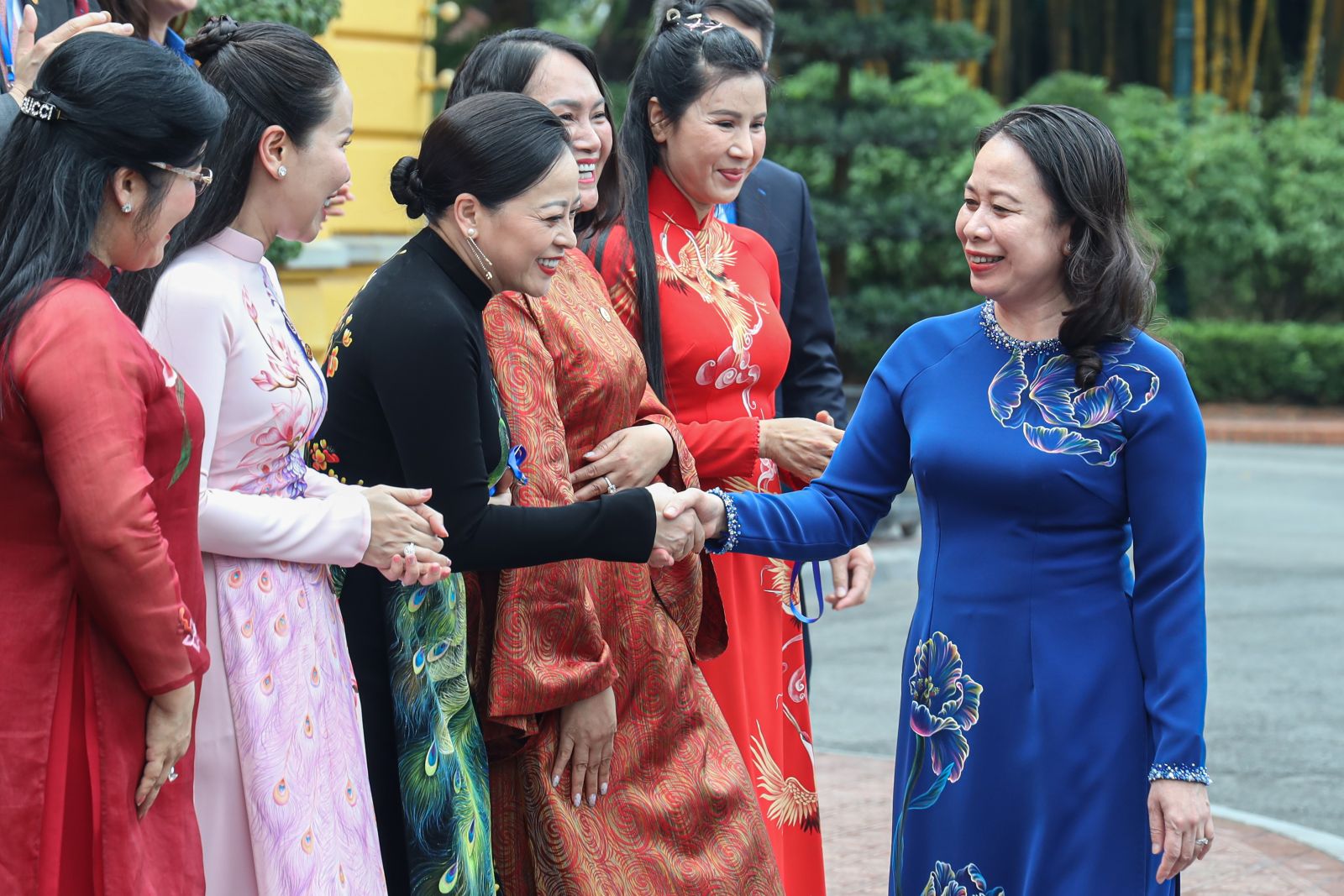 La présidente par intérim Vo Thi Anh Xuan rencontre l'Association des jeunes entrepreneurs du Vietnam