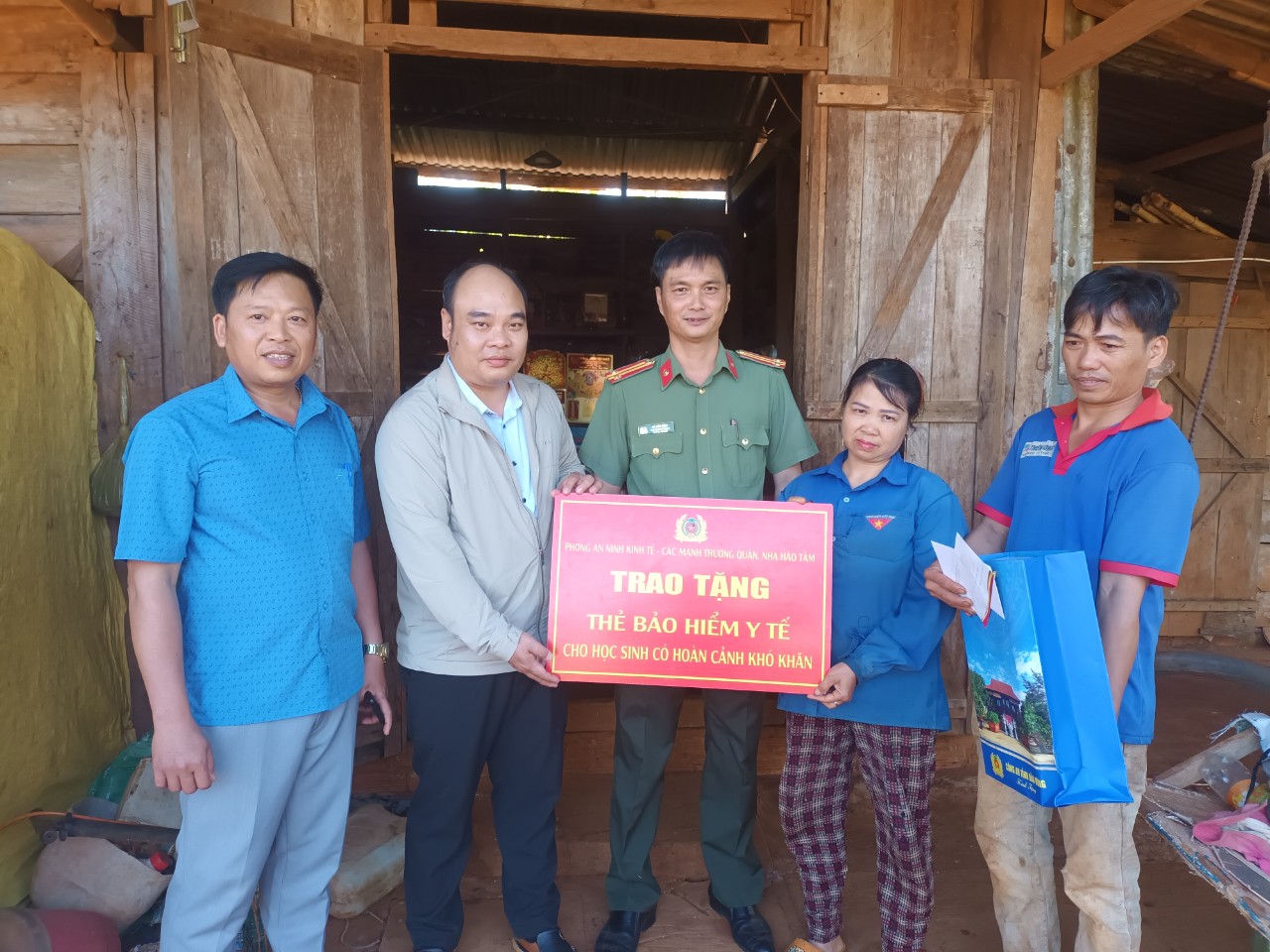 Toàn cảnh - Trao tặng gần 400 thẻ bảo hiểm y tế cho học sinh có hoàn cảnh khó khăn (Hình 2).