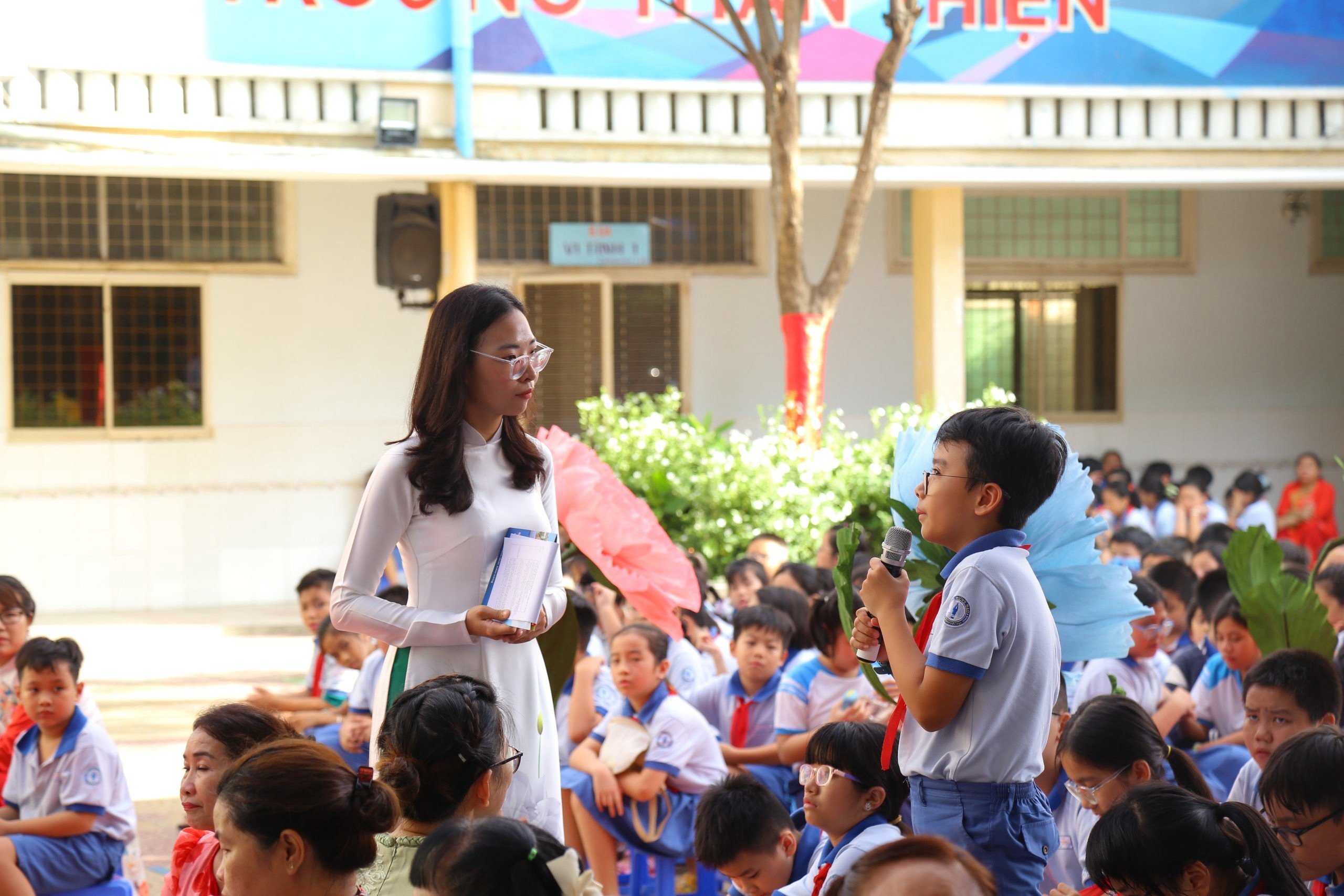 Mời phụ huynh lên nhận khen thưởng cùng con trong ngày tổng kết năm học- Ảnh 6.