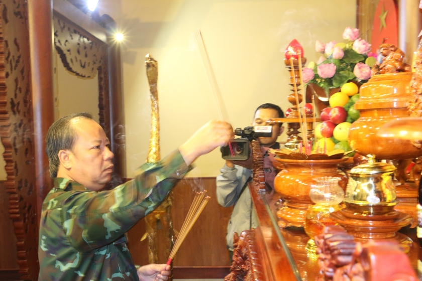 The Standing Committee of Gia Lai Provincial Party Committee offers flowers and incense at Dai Doan Ket Square photo 4