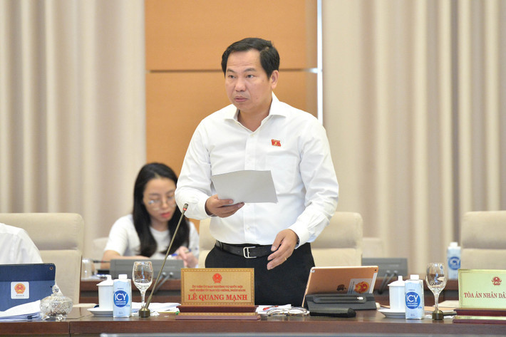 Le président de la Commission des finances et du budget, Le Quang Manh, a pris la parole. Photo: Quochoi.vn