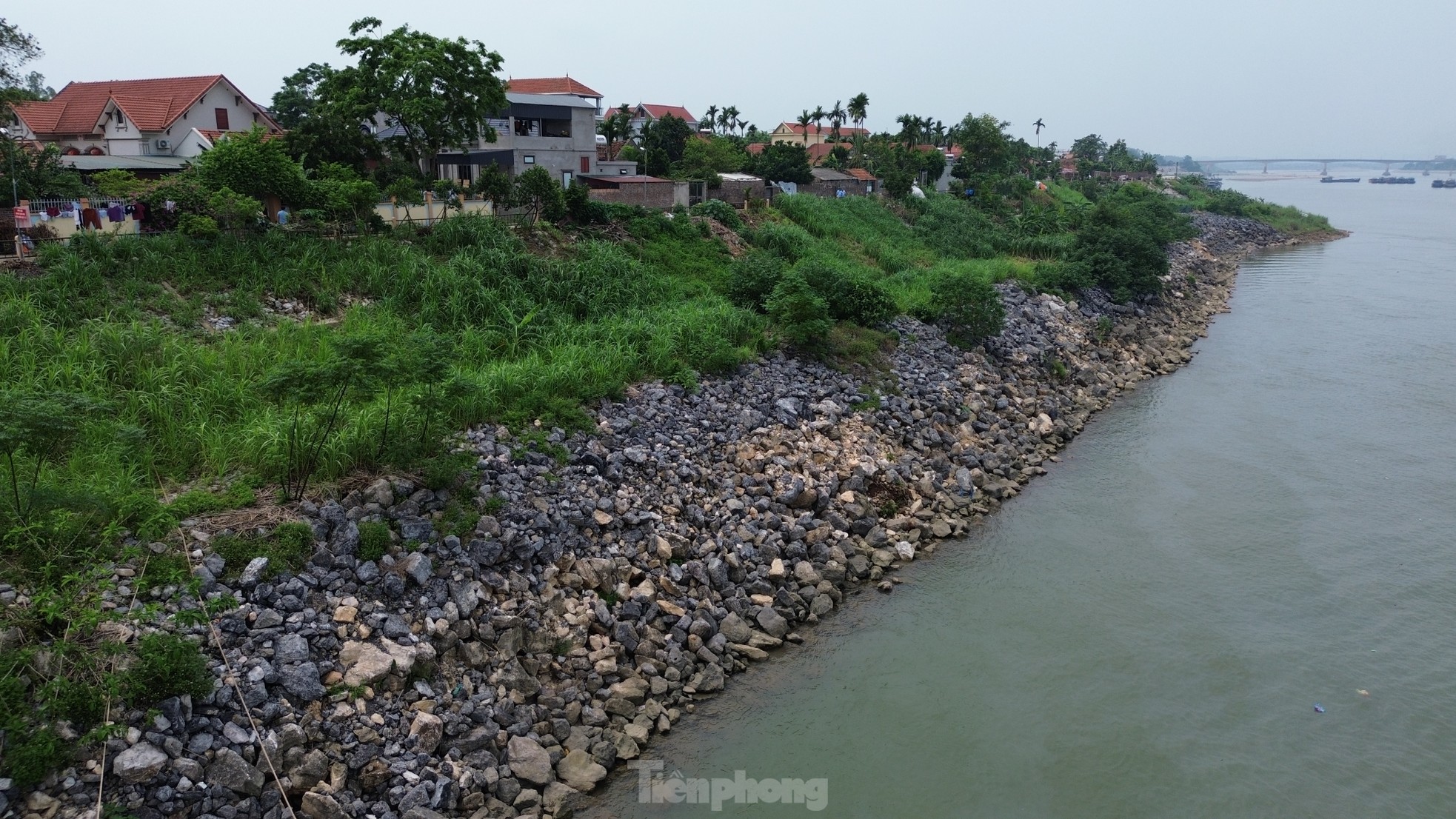 Close-up of the embankment roof collapsing, houses of 42 households sinking and cracking due to sand mining in Hanoi photo 6