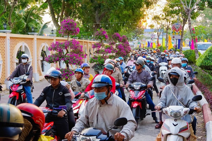 Du khách tham quan núi Cấm vào ngày mùng 5. Ảnh: Phạm Vũ