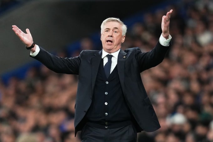 គ្រូបង្វឹក Ancelotti ដឹកនាំក្រុម Real Madrid យកឈ្នះ Napoli ក្នុងលទ្ធផល 4-2 ក្នុងជុំទី 5 នៃពូល C នៃ Champions League នៅ Bernabeu កាលពីថ្ងៃទី 29 ខែវិច្ឆិកា។ រូបថត៖ រ៉យទ័រ