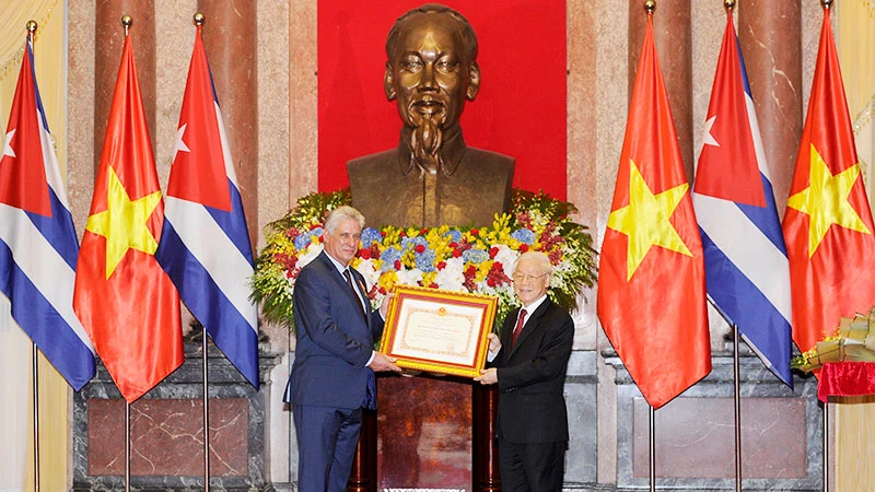 General Secretary and President Nguyen Phu Trong presents the Ho Chi Minh Order to President of the Council of State and Council of Ministers of Cuba Miguel Mario Diaz-Canel Bermudez (Hanoi, November 9, 2018). (Photo: DANG KHOA)