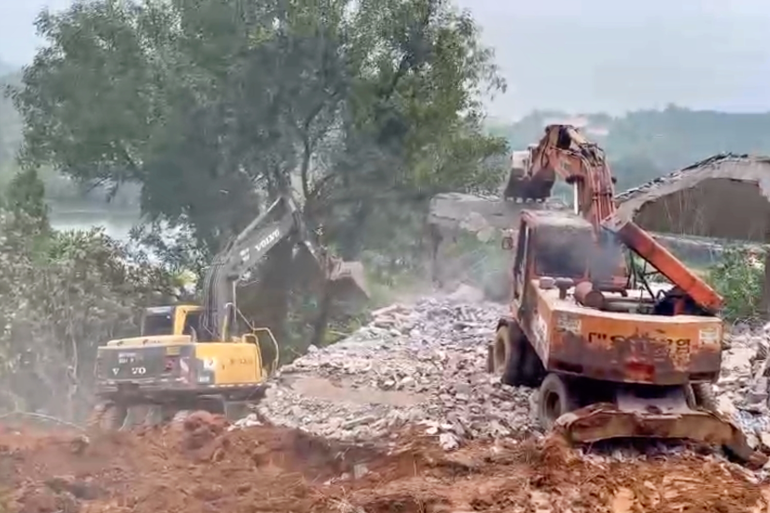 Phá dỡ nhiều biệt thự 'mọc' trên đất rừng khiến dàn lãnh đạo huyện bị kỷ luật - Ảnh 1.
