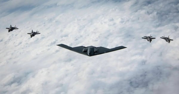 Los bombarderos estadounidenses B-2 vuelan junto a los cazas japoneses F-35 por primera vez