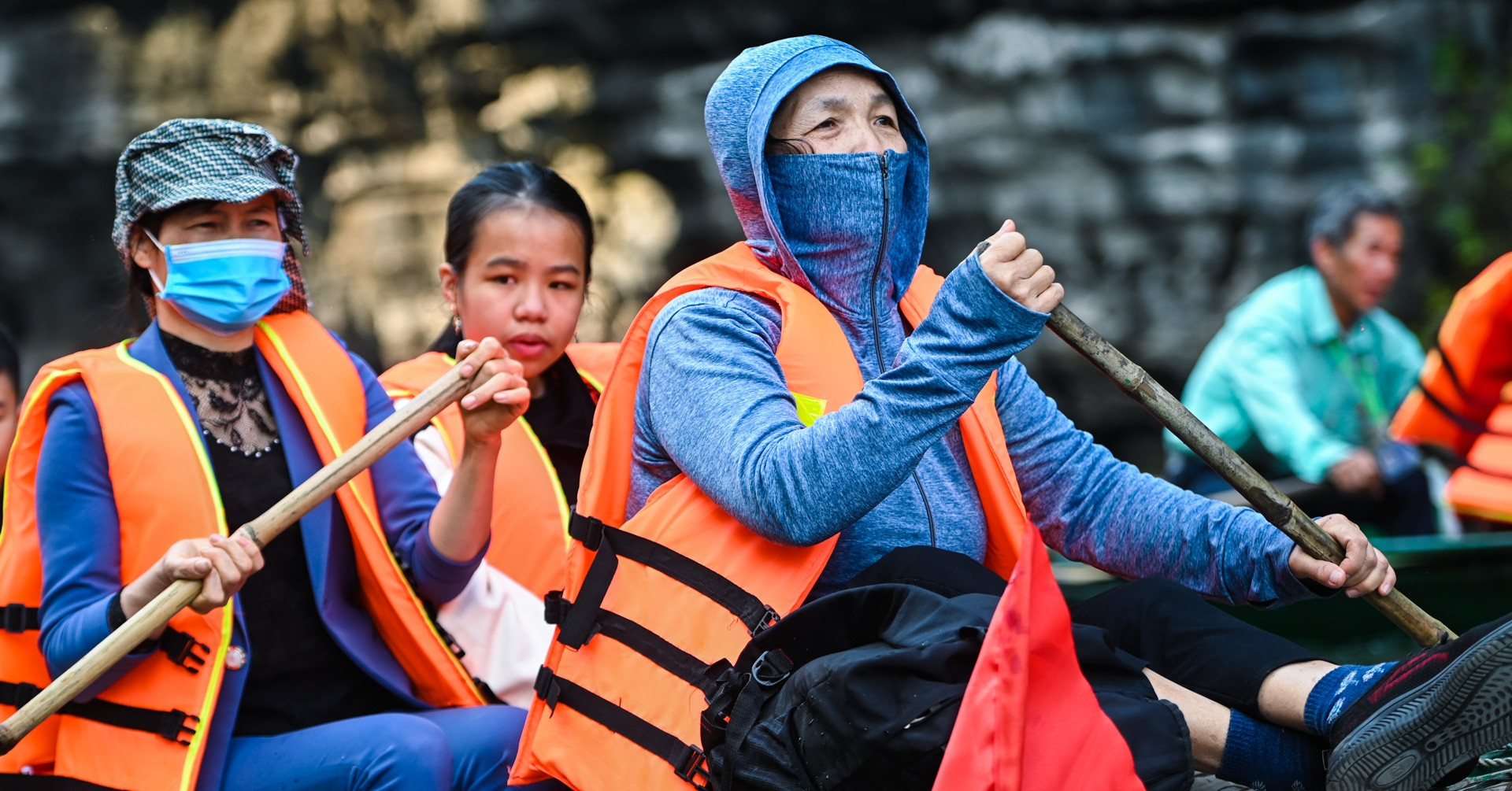 Miles de turistas desafían el sol y toman barcos para visitar Trang An en primavera