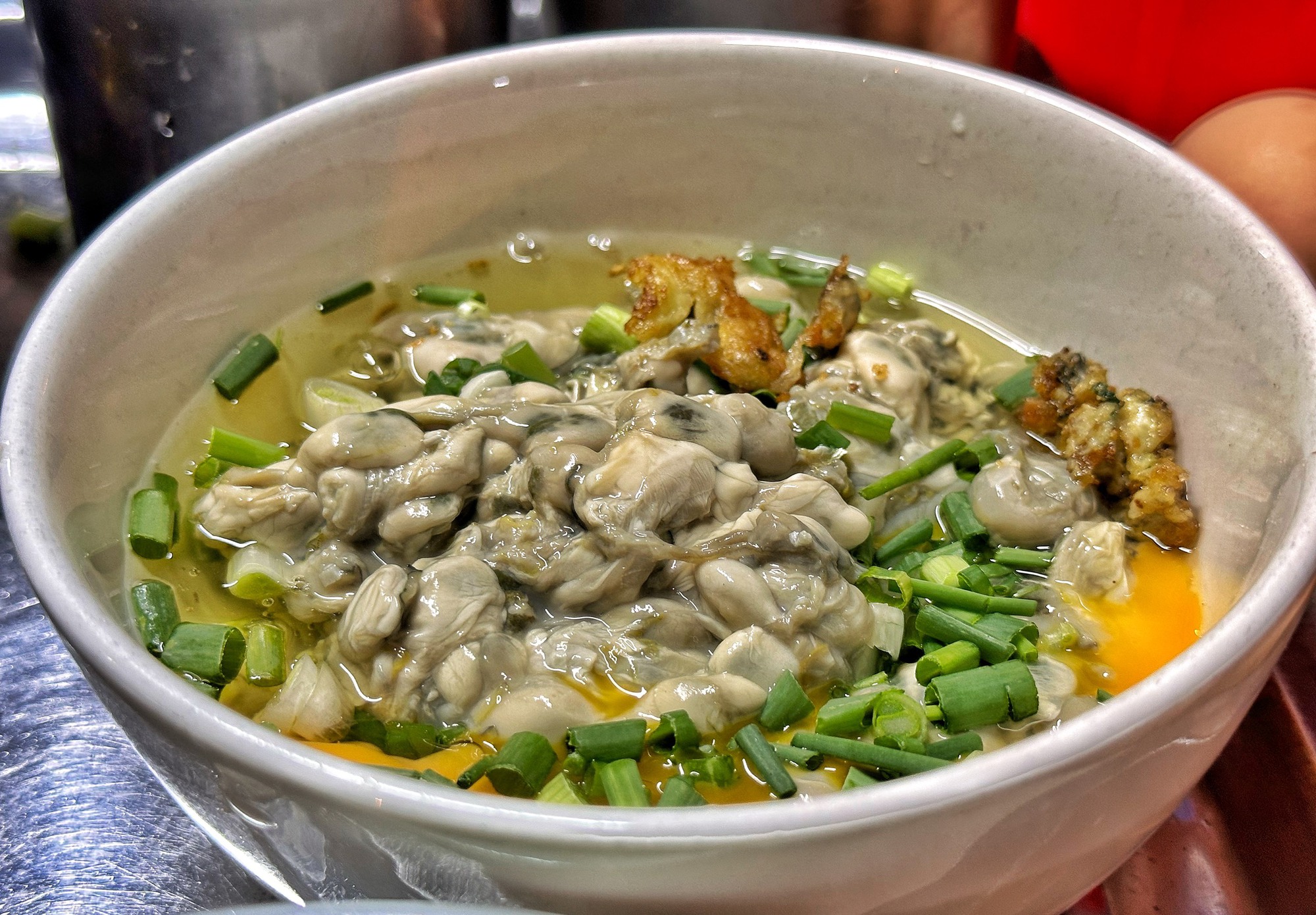 Quán hàu sữa chiên trứng lạ miệng 50 năm ở TP.HCM của 5 chị em gốc Hoa - Ảnh 4.