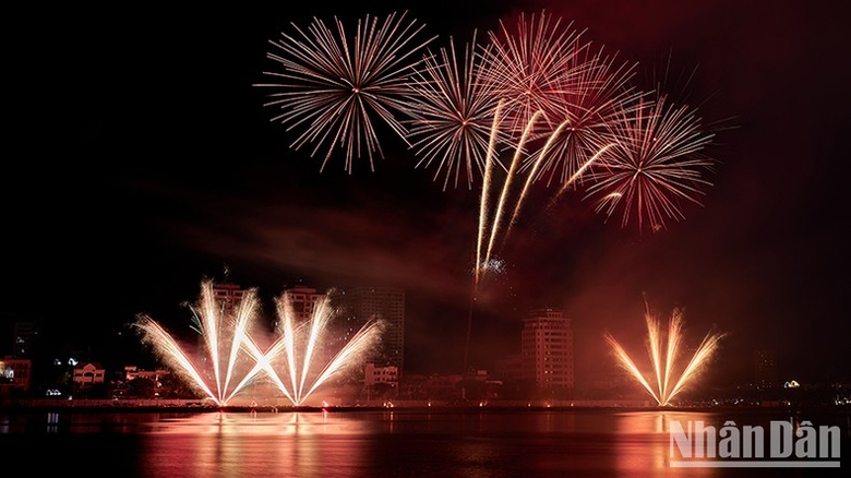 Los equipos de fuegos artificiales italianos y franceses ingresaron oficialmente a la noche final foto 3