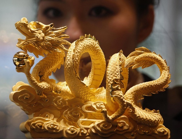 Estatua de dragón de oro de 24 quilates en una joyería Chow Tai Fook en Hong Kong (China). Foto: China Daily