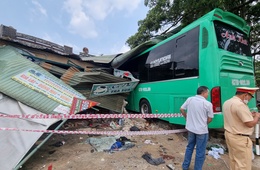 Colliding with a truck, Dak Lak passenger bus crashed into a house in Pleiku, killing 2 people on the bus and injuring many others.