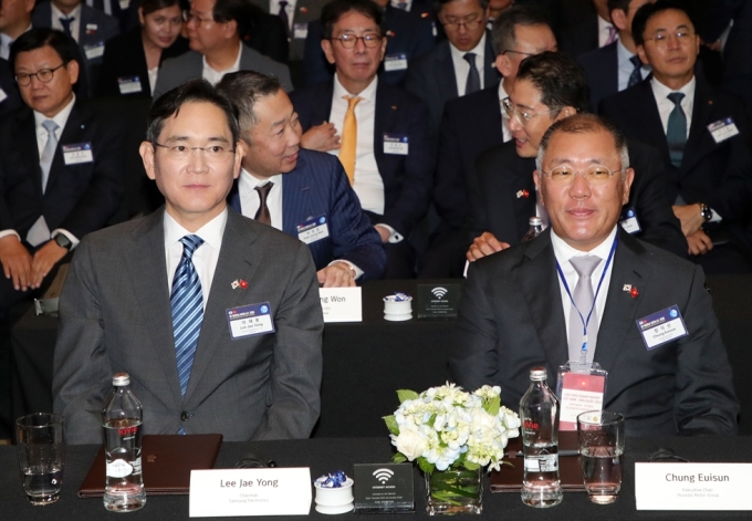 Samsung Electronics Chairman Lee Jae-yong (left) and Hyundai Motor Chairman Chung Eui-sun (right) attend the Korea-Vietnam Business Forum on June 23. Photo: Yonhap