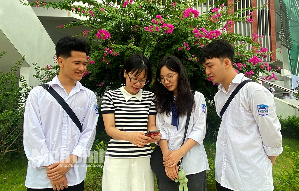 Accompagnement des candidats de Ninh Binh dans le choix de leurs souhaits d'admission à l'université