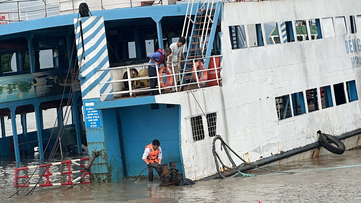 カットバ島行きの旅客フェリーが事故、船室に浸水 写真3