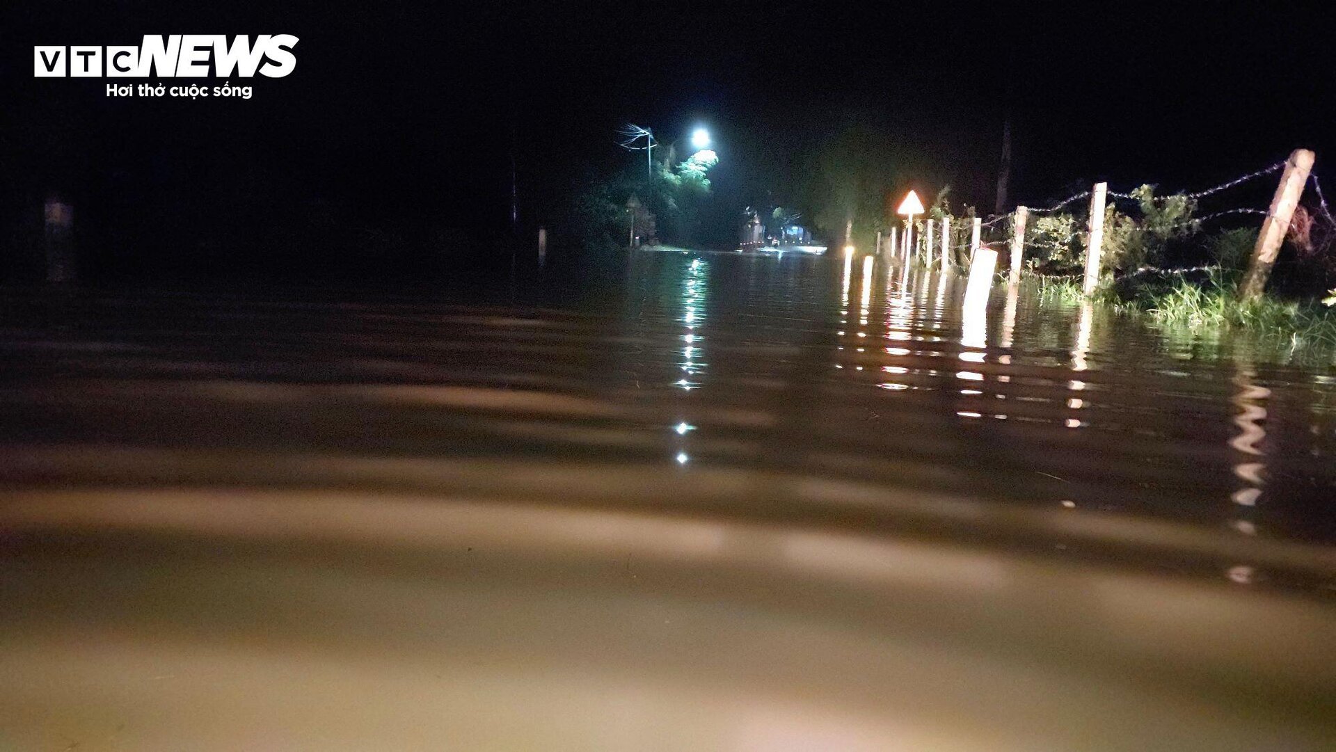 Hochwasser um Mitternacht sperrte die Nationalstraße 14G, die Bewohner von Da Nang beeilten sich, ihre Autos zu parken - 1