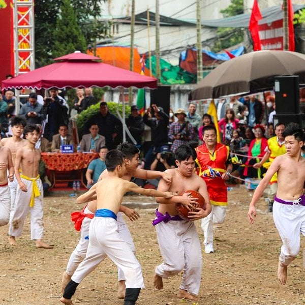 Mãn nhãn xem trai làng vật quả cầu nặng hơn 20kg