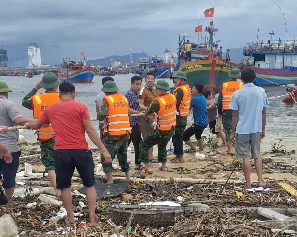 Quảng Bình: Hơn 50 ngư dân cùng Bộ đội Biên phòng cứu hộ một tàu câu mực bị sóng đánh chìm - Ảnh 1.