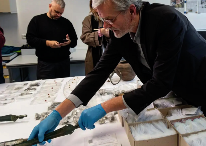 Les objets contenus dans les trois trésors sont en cours de classement par des scientifiques. (Photo: LAKD)