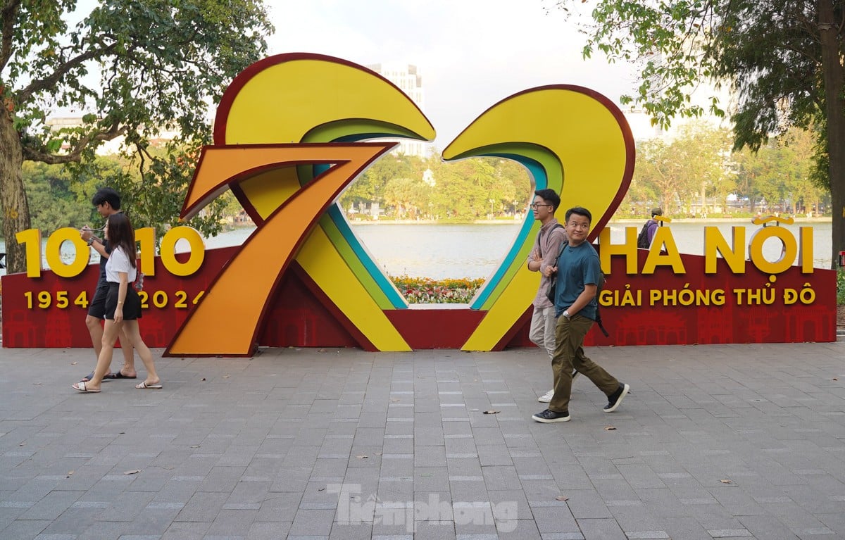 El otoño llama a la puerta, las musas se apresuran a registrarse en las calles de Hanoi foto 12