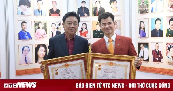 Xuan Bac, Quoc Khanh and other artists were happy to receive the titles of People's Artist and Meritorious Artist.