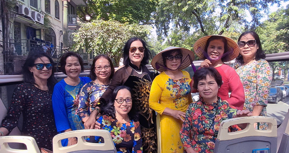 Le voyage en bus urbain « Quintessence de l'Ao Dai » emmène les femmes de la capitale à travers les vestiges historiques et culturels de Hanoi. Photo : Hoai Nam