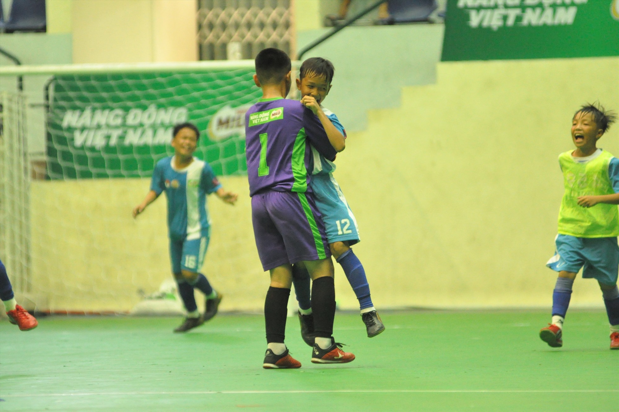 The joy of winning the first match of U11 Quang Nam. Photo: T.V