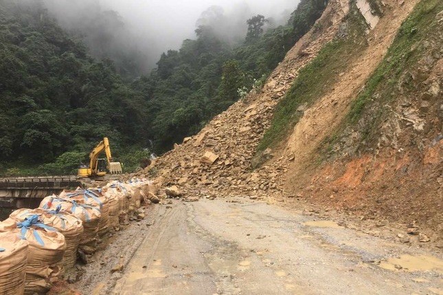 Many drivers are worried as the road to Cau Treo Border Gate continues to collapse photo 7