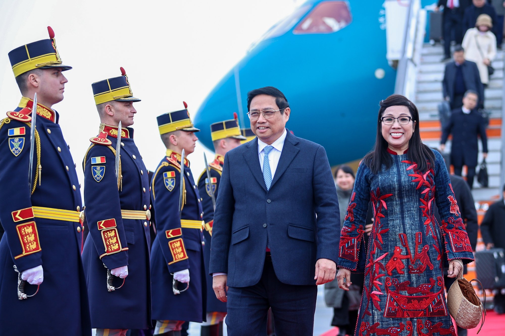 El primer ministro Pham Minh Chinh llegó a Bucarest para iniciar su visita oficial a Rumania.