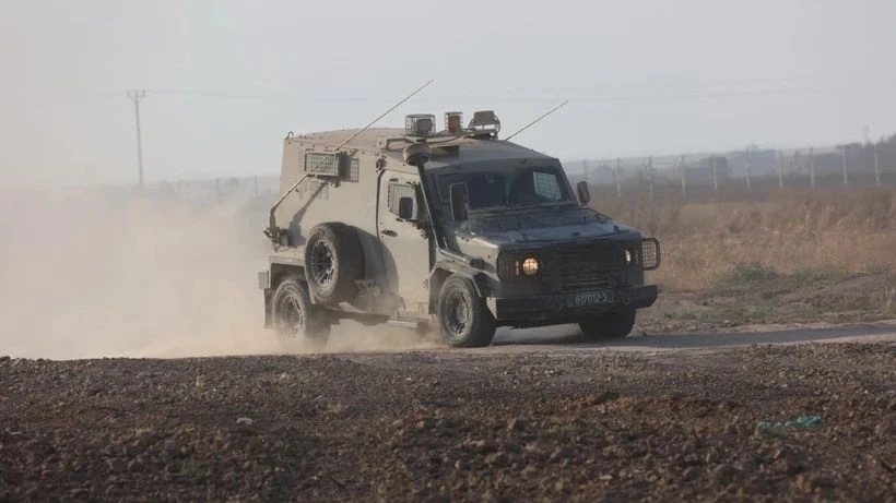 Vehículos militares israelíes se mueven cerca de la frontera con la Franja de Gaza el 23 de junio de 2024. Foto: THX