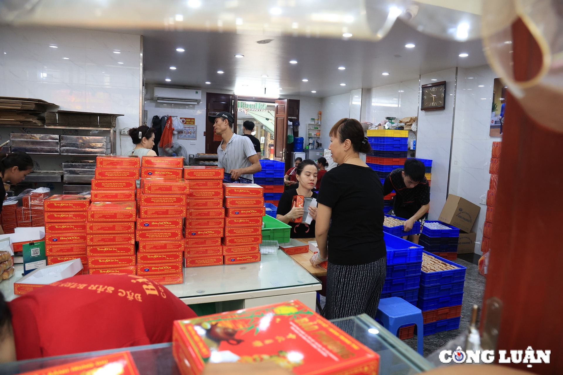 People in Pho Thuy Khue buy moon cakes before Mid-Autumn Festival photo 3