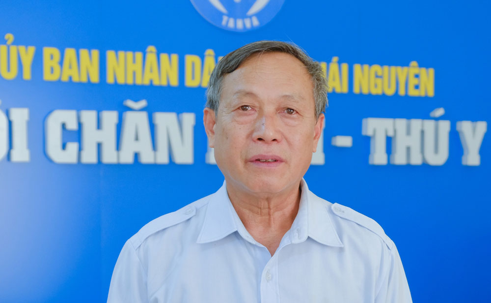 Ông Phạm Quang Phúc, Chủ tịch Hội Chăn nuôi - Thú y tỉnh: Thay vì tự mình sản xuất, tự mình xoay sở, các hộ chăn nuôi cần liên kết với doanh nghiệp để đẩy mạnh sản xuất, chế biến quy mô lớn. Ngoài ra, việc chăn nuôi theo phương pháp an toàn sẽ mở ra cơ hội cung ứng sản phẩm cho các siêu thị, doanh nghiệp, giúp gia tăng giá trị chăn nuôi.