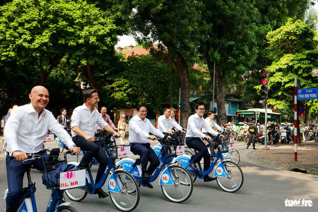 Trưa 2-11, ngay sau cuộc hội đàm thành công tại Văn phòng Chính phủ, Thủ tướng Phạm Minh Chính và Thủ tướng Hà Lan Mark Rutte đã cùng đạp xe dạo phố Hà Nội. Trong trang phục giản dị, hai thủ tướng đã dạo qua một số phố của thủ đô như Phan Đình Phùng, Nguyễn Tri Phương, Điện Biên Phủ, trước khi dừng lại ở trụ sở Bộ Ngoại giao tại số 1 Tôn Thất Đàm - Ảnh: NGUYỄN KHÁNH