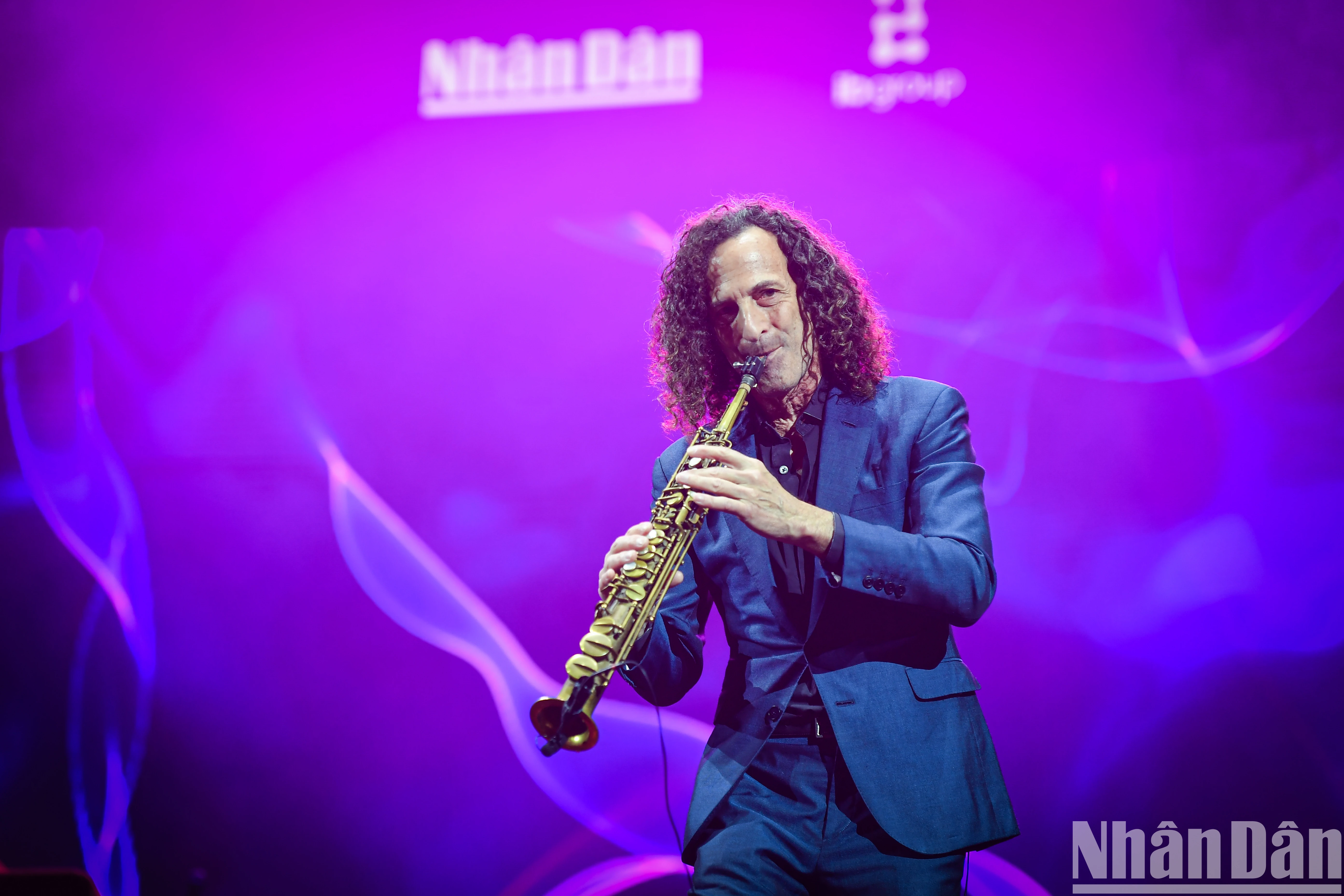 [Photo] Vietnamese audiences immersed in emotions with Kenny G's trumpet sound photo 8